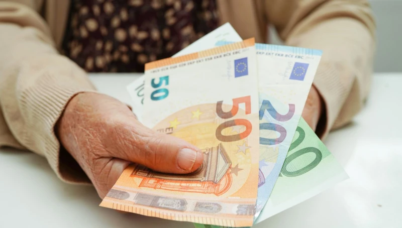 По-високи пенсии от днес: НОИ започна изплащането на увеличението с 7,8%