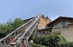 Пожар на строеж в Пловдив: Покрив пламна по време на изолация, гъст дим покри Коматево