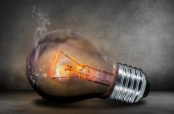 Токът в България удари рекорд: -100 евро за мегаватчас по обяд