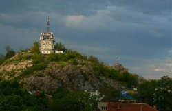 Сахат тепе се превръща в бунище: Отпадъци, вандализъм и занемарена поддръжка на хълма