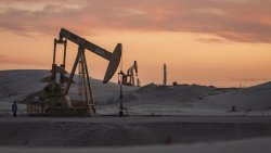 МАЕ: Световните запаси от петрол се топят с рекордна скорост заради Ормузкия проток