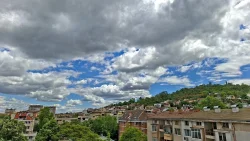 Жега до 31&deg;C в Южна България, но чадърът остава: Очакват се кратки валежи и гръмотевици