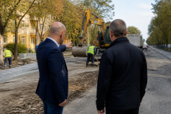 Кметът Костадин Димитров проследява ремонта на бул. „Васил Априлов“