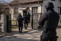 ГДБОП претърсва имот в Брестовица под надзора на прокуратурата