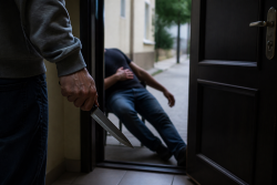 Съседски спор за врата в Пловдив завърши с намушкан мъж
