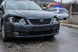 Пенсионер в Златитрап счупи фаровете на кола и бе задържан