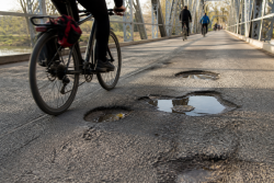 Дупки на моста на Адата в Пловдив тревожат велосипедисти