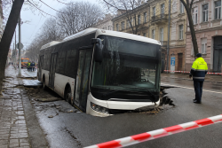 Автобус по линия 44 пропадна в дупка на ул. „Съединение“ в Пловдив
