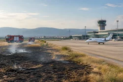 Пожарът край летище Крумово е потушен, полетите са възстановени