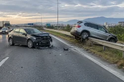 Два автомобила се удариха на Голямоконарско шосе край Пловдив