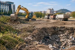 Багер разчиства терена за новата Математическа гимназия в Пловдив