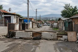 Семейства в Столипиново блокираха имот заради страх от събаряне
