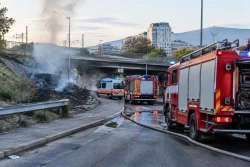 Пожар край Сточна гара в Пловдив вдигна две пожарни и линейка