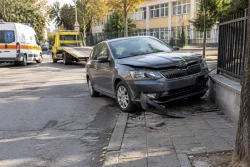 Кола се качи на тротоар в Пловдив до училище