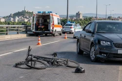 Кола блъсна велосипедист на моста на Адата в Пловдив