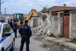 МВР събаря незаконна ограда в Столипиново за по-бързи акции