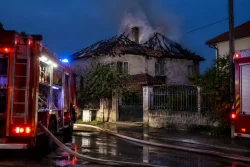 Пожар изпепели покрив на къща в Коматево, Пловдив