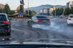 БМВ дрифти на кръгово в Пловдив: риск за трафика