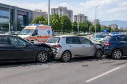 Три коли се удариха на бул. „Свобода“ в Пловдив, има ранен