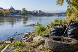 Млади пловдивчани чистят Марица на 7 ноември