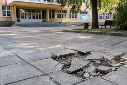 Жена падна в двор на училище в Пловдив