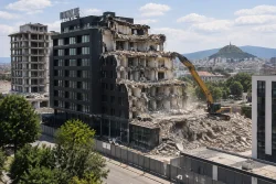 Събарят хотел „Марица“ в Пловдив от горе надолу