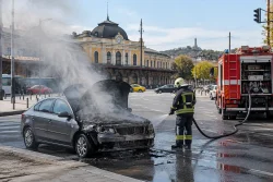 Кола се запали до Централна гара в Пловдив и затрудни движението